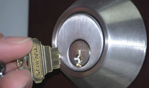 Royal Locksmith Store Philadelphia, PA 215-583-2452 - key-broke-in-lock